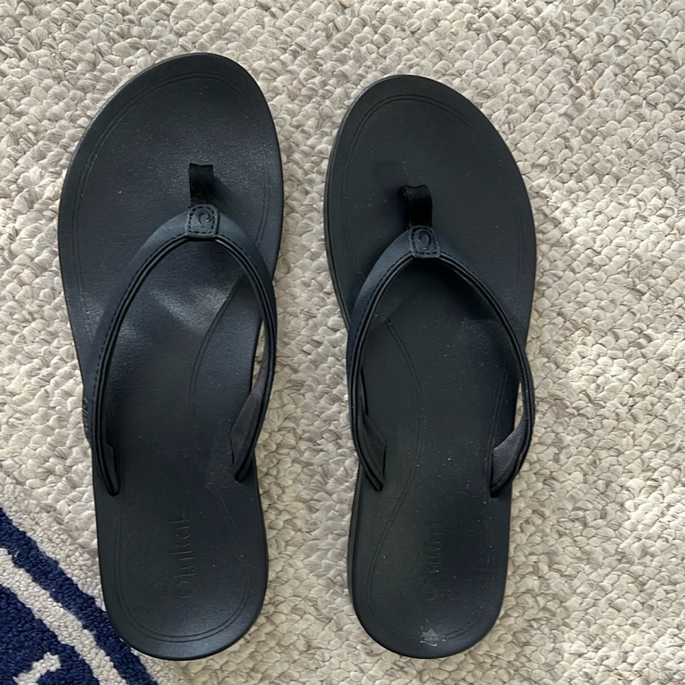 Black olukai flip flops size 8.
